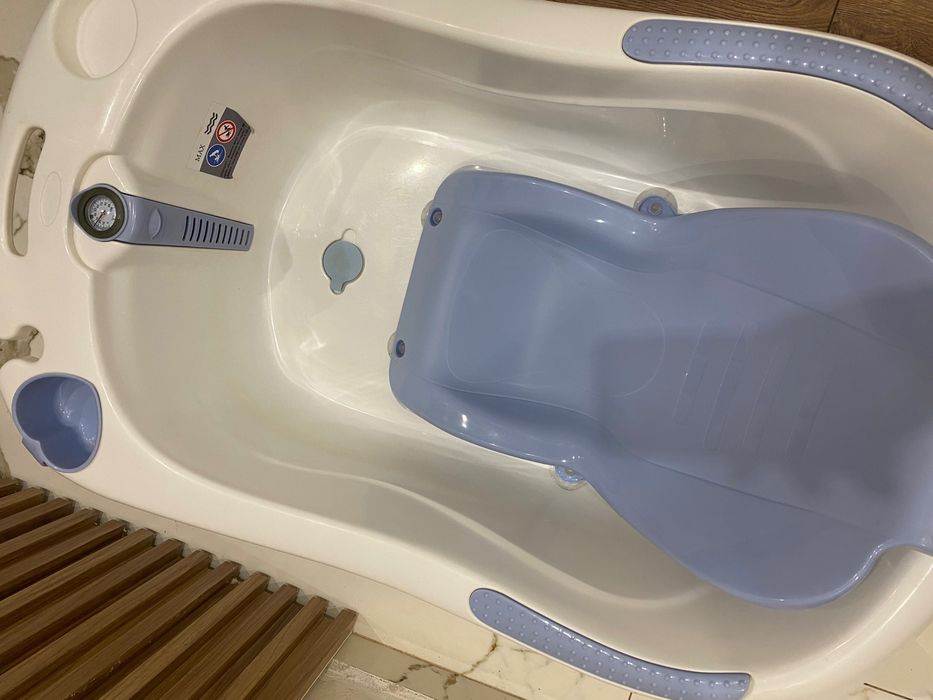 Бебешка вана със стойка и термометър