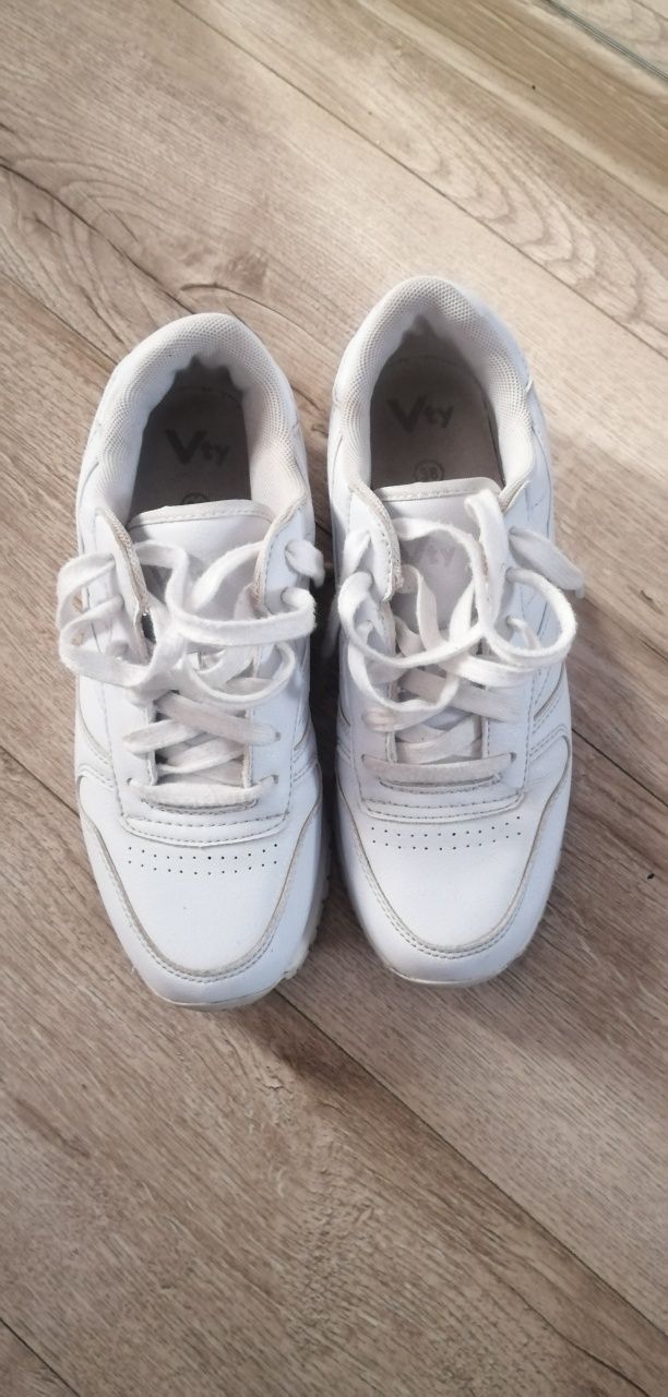 Adidași VTY și teniși NASA
