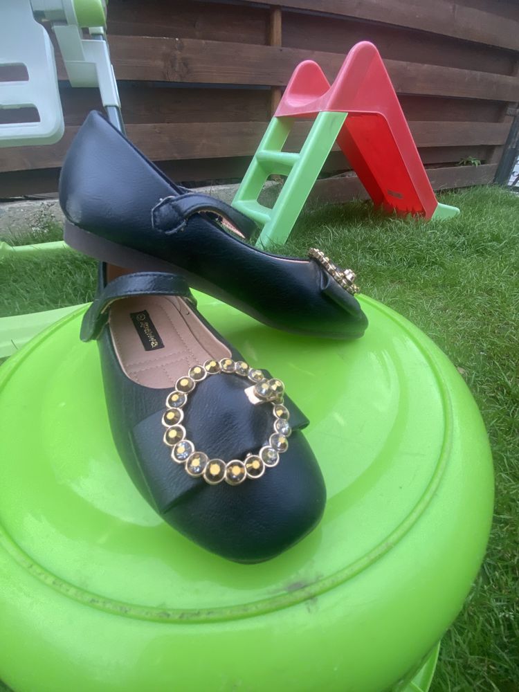 Pantofi negri cu detaliu auriu cu pietre