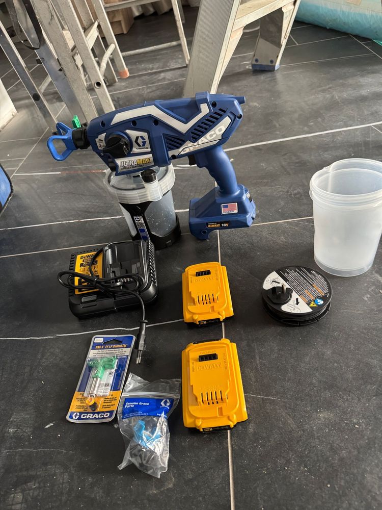 Pistol vopsit zugravit Graco Ultramax cu baterii acumulator Dewalt