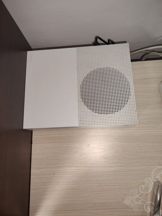 Xbox one S cu doua jocuri si o maneta