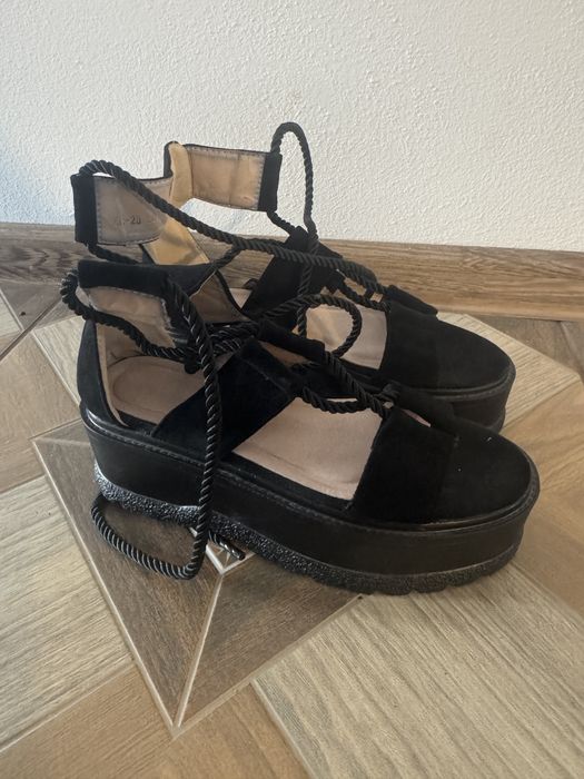 Sandale , putate de cateva ori