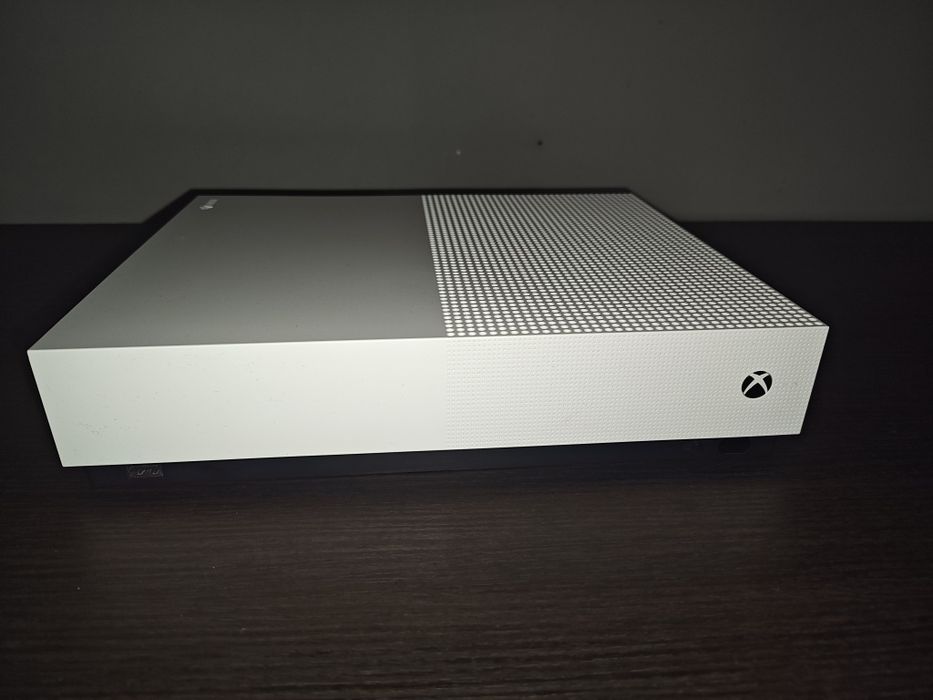 Xbox One S All-Digital 800GB + Manetă Originală + 11 jocuri