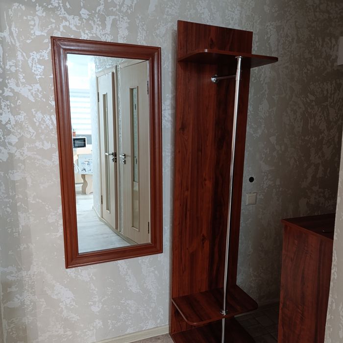 Продам вешалку для одежды и зеркало