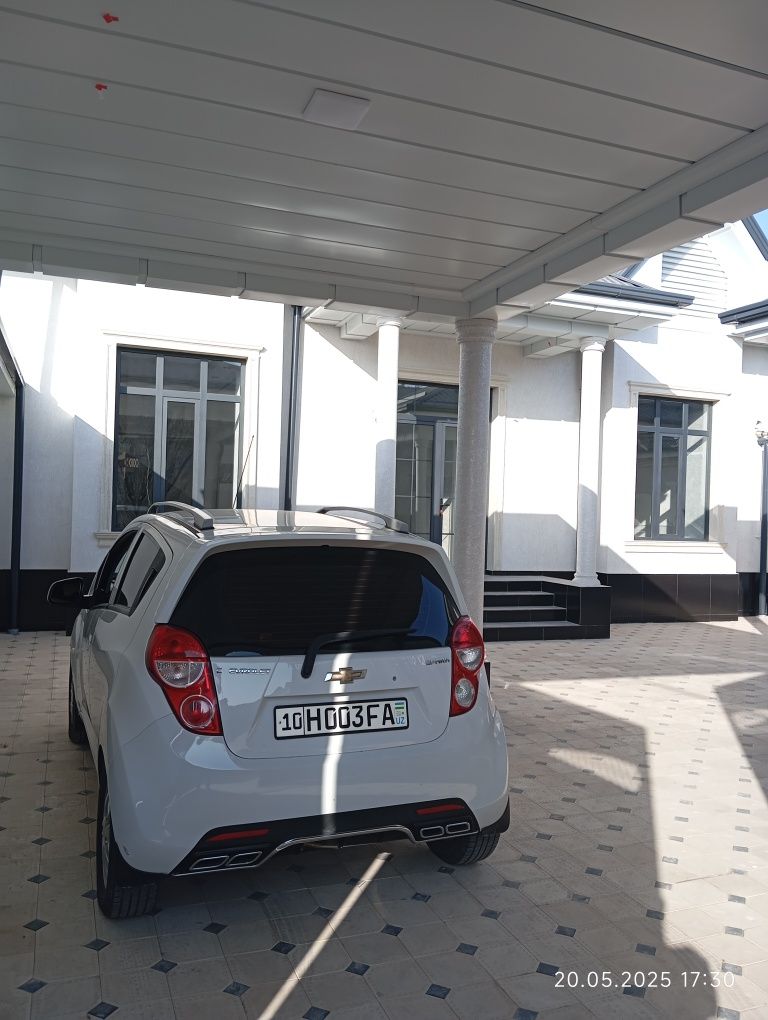 Toshkent viloyati Nurafshon shaxri markazida 2.8 sotixli 5 xonali uy