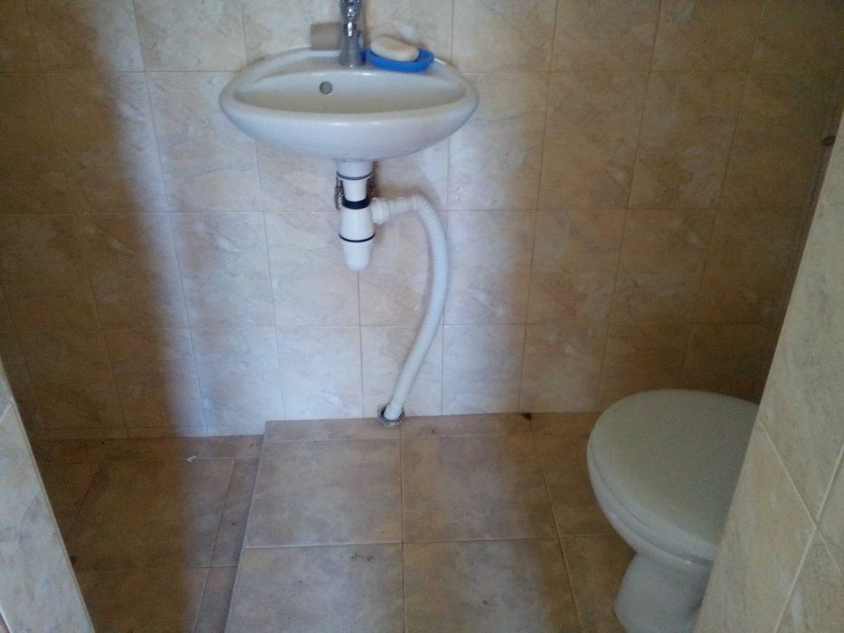 продава къща и земя
