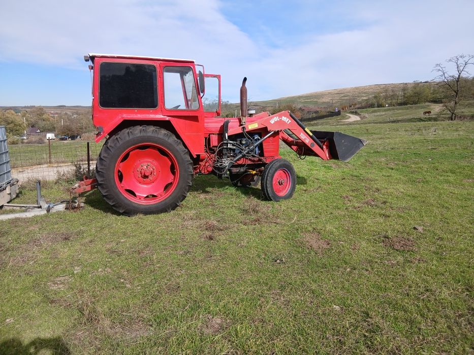 Vând U650 cu incarcator frontal cu 4 cilindri joyistick cupa si furca