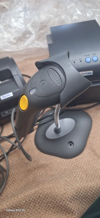 ручной сканер штрих-кодов Zebra с подставкой.