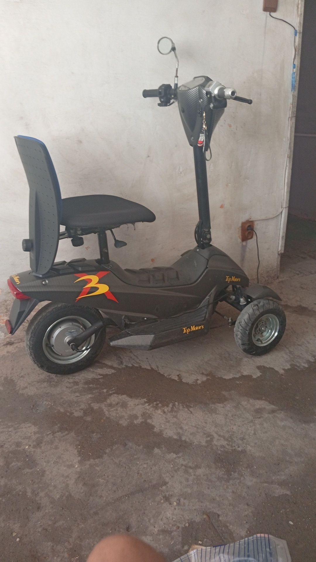 Vând scuter electric pe 3 rotii an buna stare preț 2000 Neg