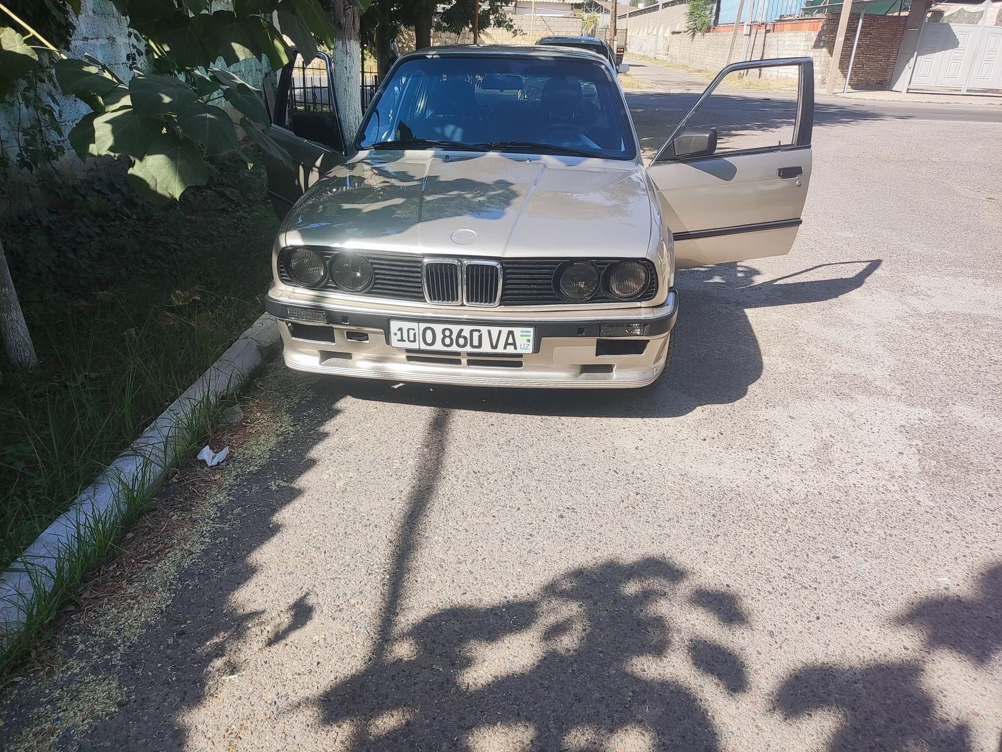 Машина BMW E30 в хорошем состоянии