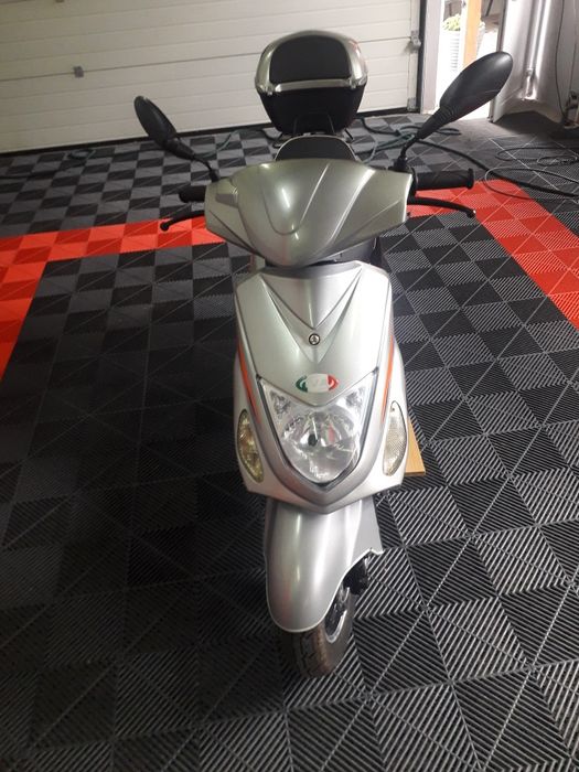 Scuter 49cc limitat 25 km h.