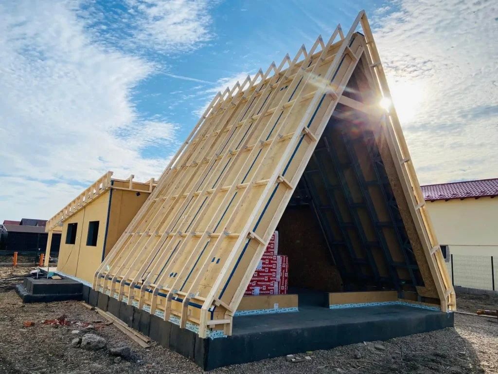 Case modulare pe structură metalică rezistentă și invelite cu panou sa