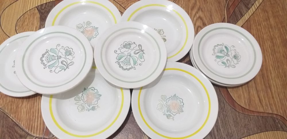 Тарелки большие и средние