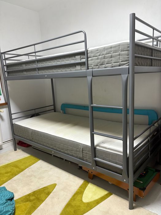 Pat etajat IKEA, solid,durabil, cu saltele incluse.Cadrul metalic gri