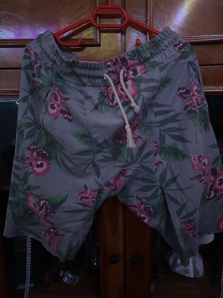Pantaloni scurți cu imprimeu floral mărimea M de băieți
