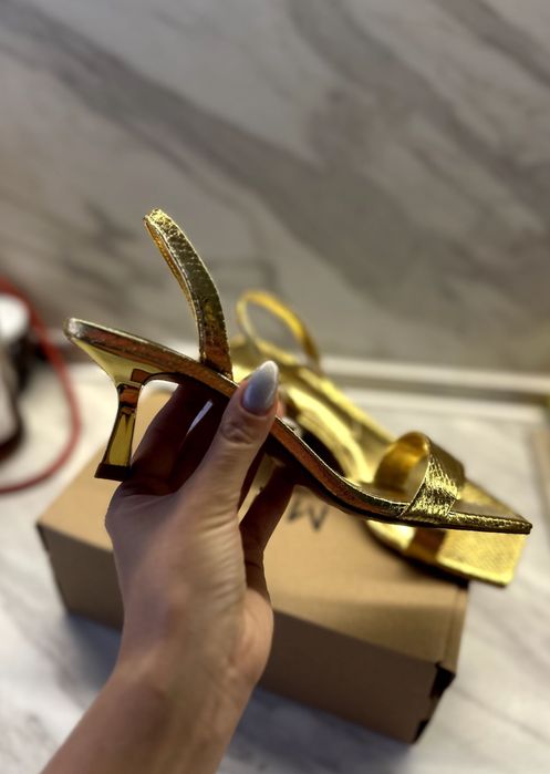 Обувки и сандали на ток Манго и Бершка