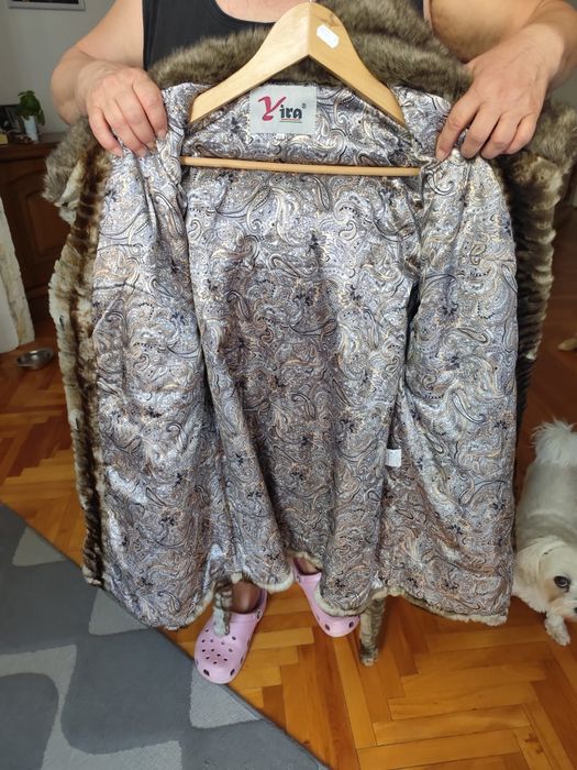 Vând haină de blană sintetică.