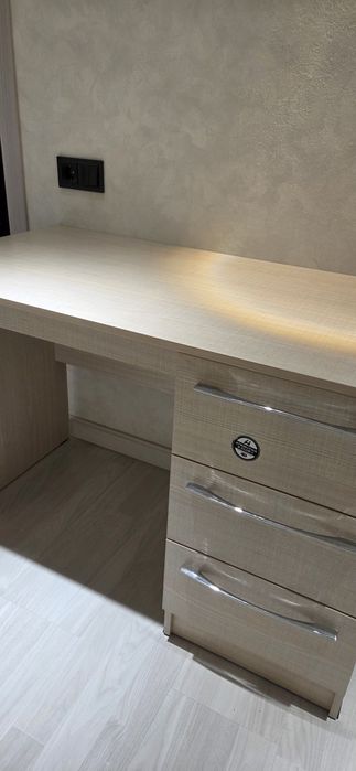 Письменный стол в отличном состоянии