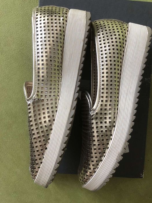 Златни обувки La Strada