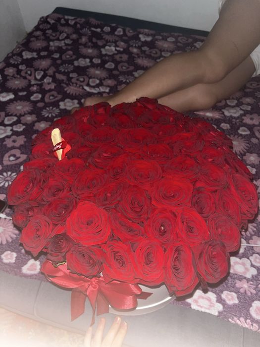 цветы 57шт розы в каробке свежий