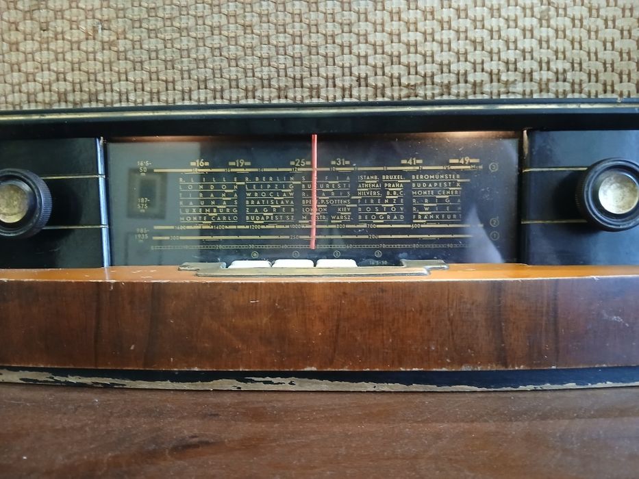 Radio cu lămpi marca Radio Popular LUX S 574 A,an 1957.