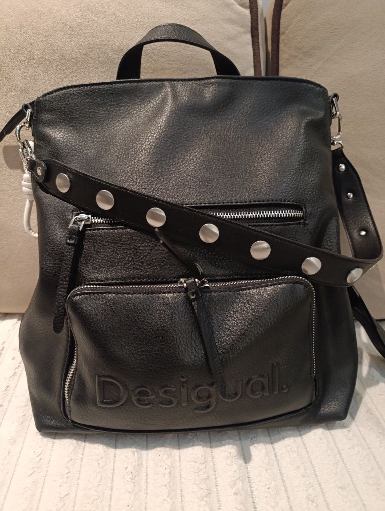 Desigual черна раница - отлична