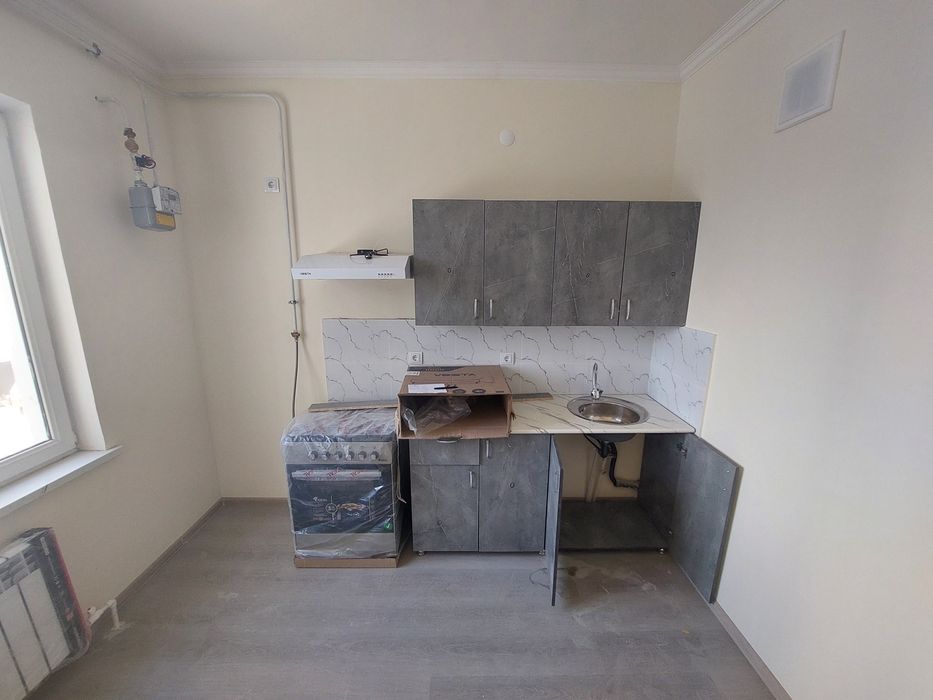 Новый кухонный гарнитур с раковиной и смелителем