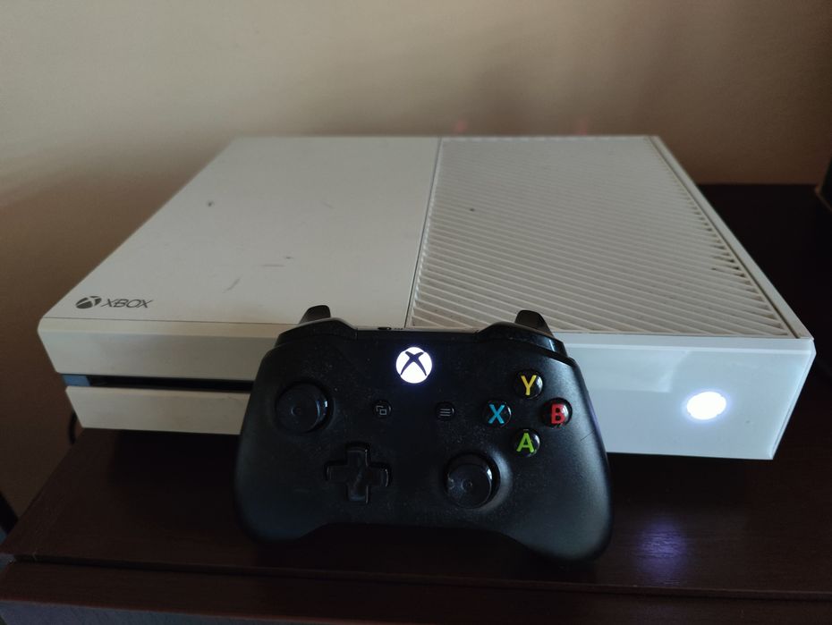 Xbox One + controller