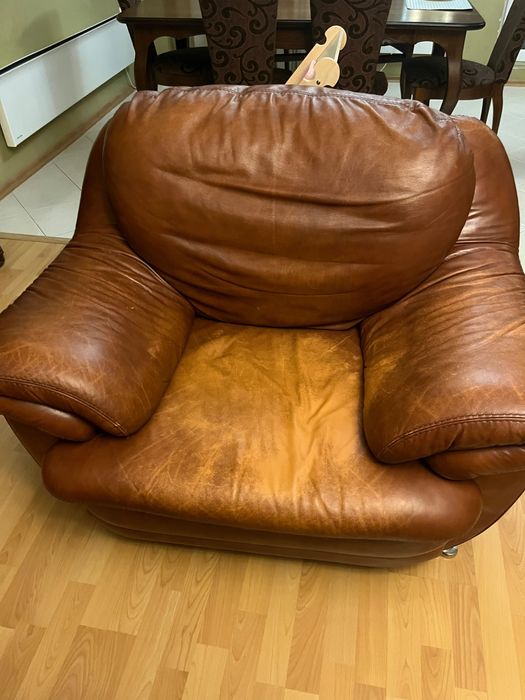 Кафяв ъглов разтегателен диван и фотьойл. Естествена кожа