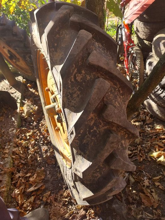 Vând 4 cauciucuri cu jante pentru tractoraș