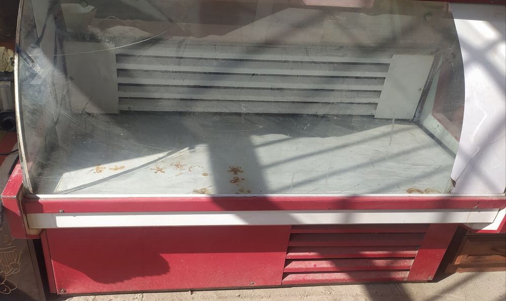 Продаётся витринный холодильник