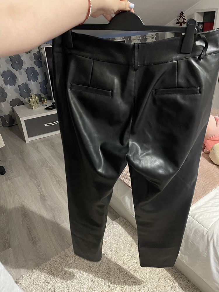 Pantaloni din imitatie de piele