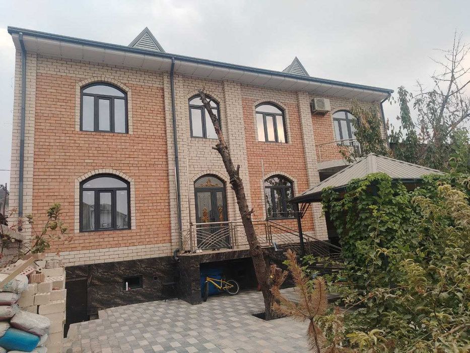 Уй сотитлади Чорток махаллада 6 сотих 2 кават тулик битган