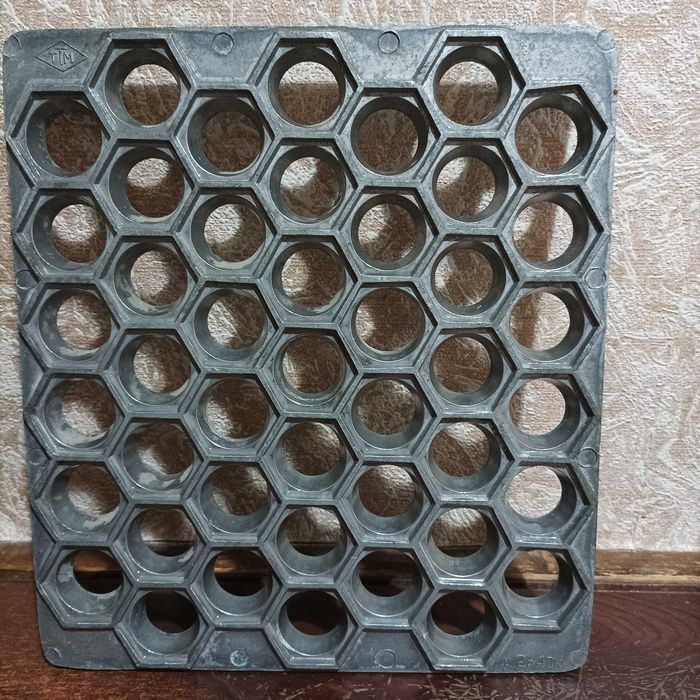 Пельменница Открывалка для напитков, овощечистка для правшей и левшей.