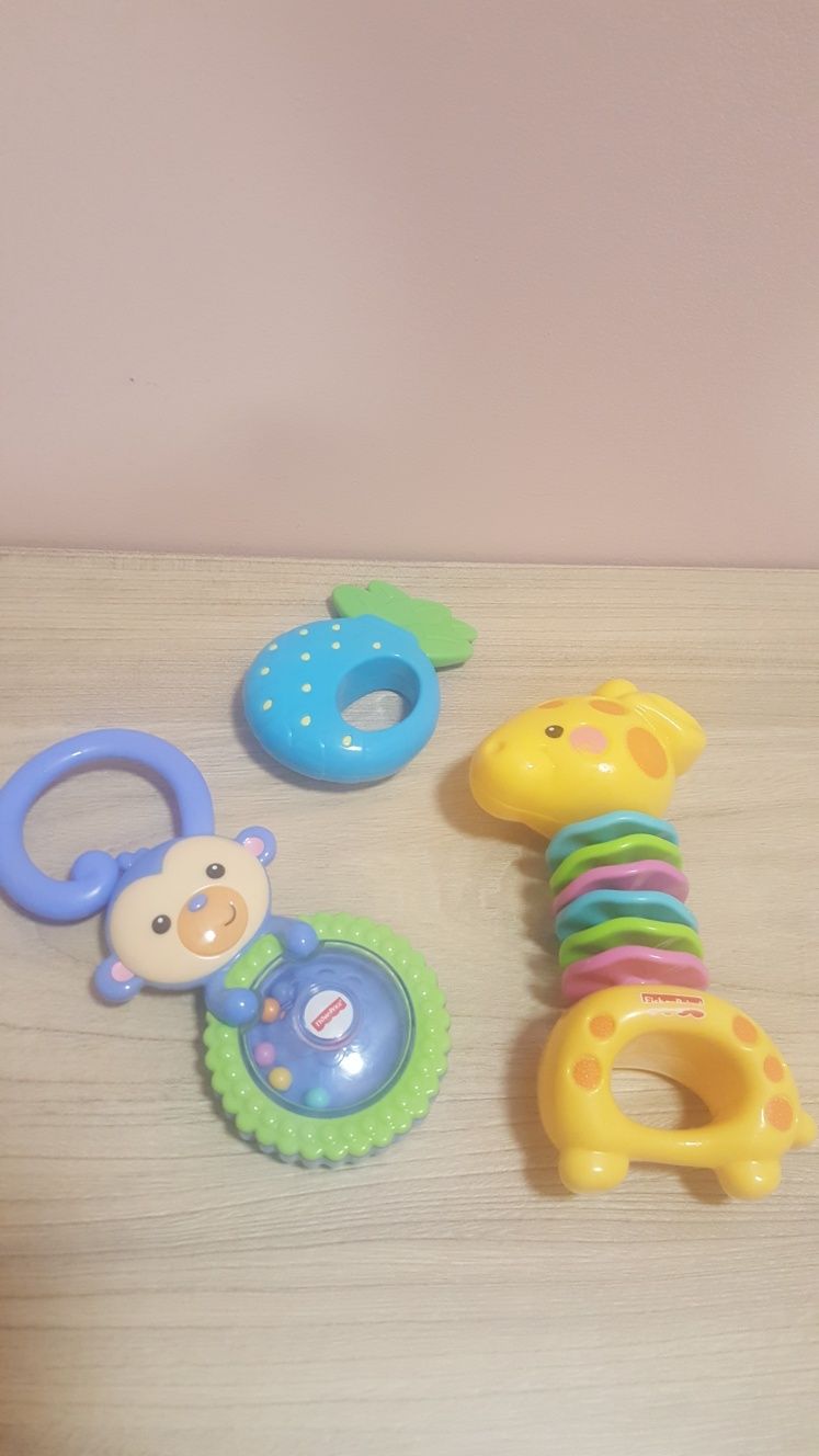 Бебешки лот на Fisher price с подарък плюшена играчка