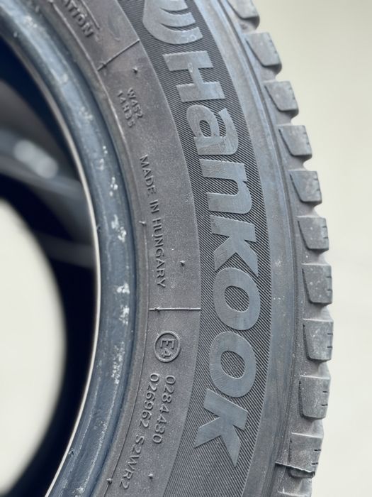 2 buc. Anvelope iarna Hankook, 185/60 R15 84T (390 lei amândouă)