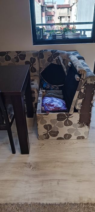 Трапезна маса с диван и столове