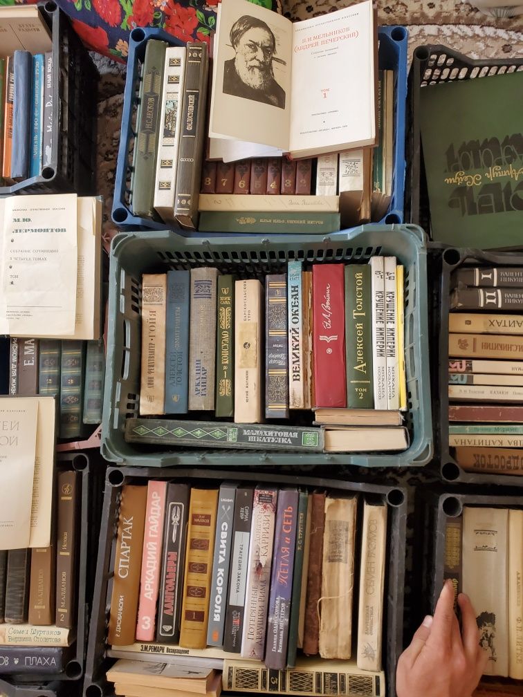 Продаётся книги цена очень низкая от 5000 до 10000 сум