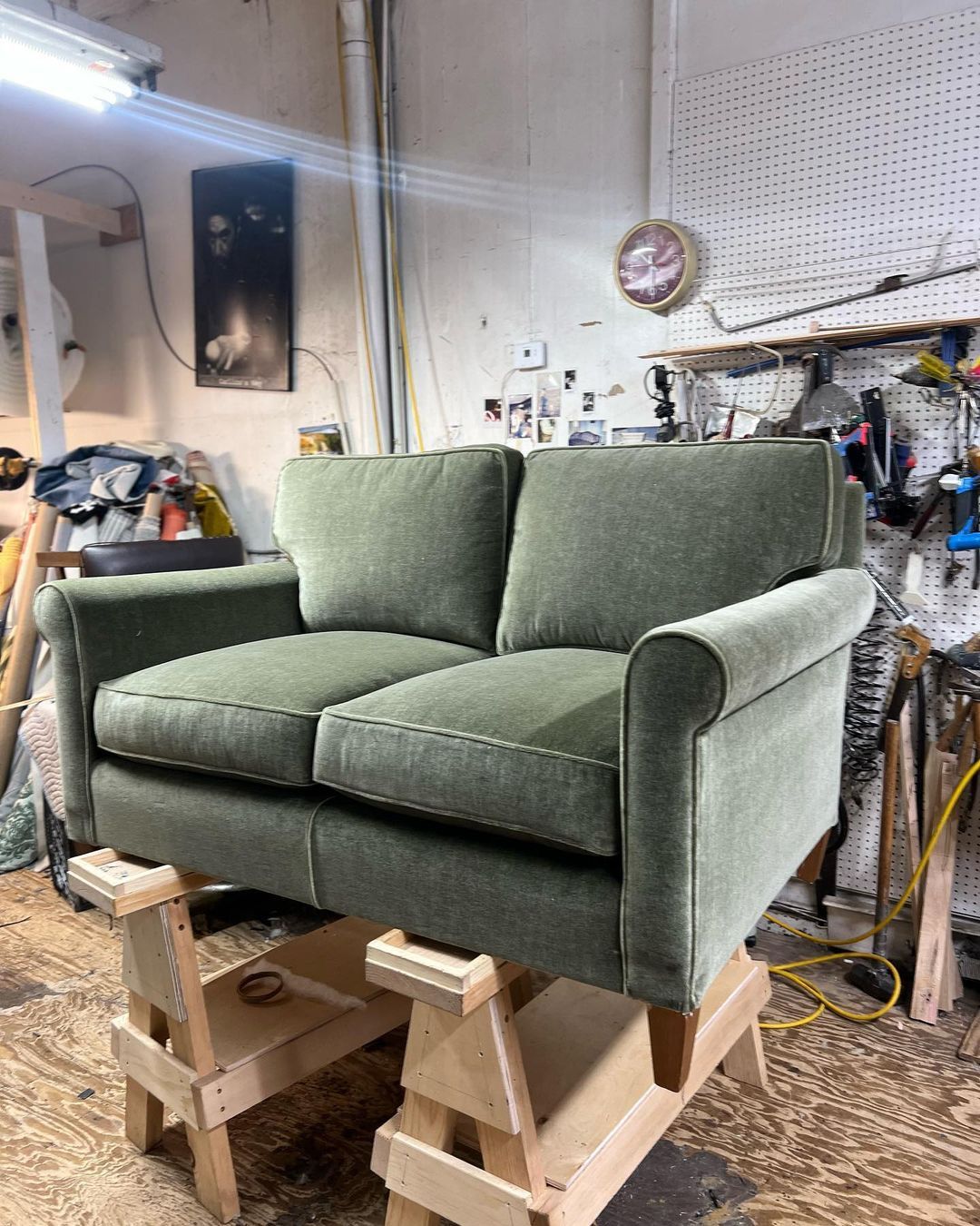 Реставрация Перетяжка, и изготовление мягкой (дивана) и твердый мебели