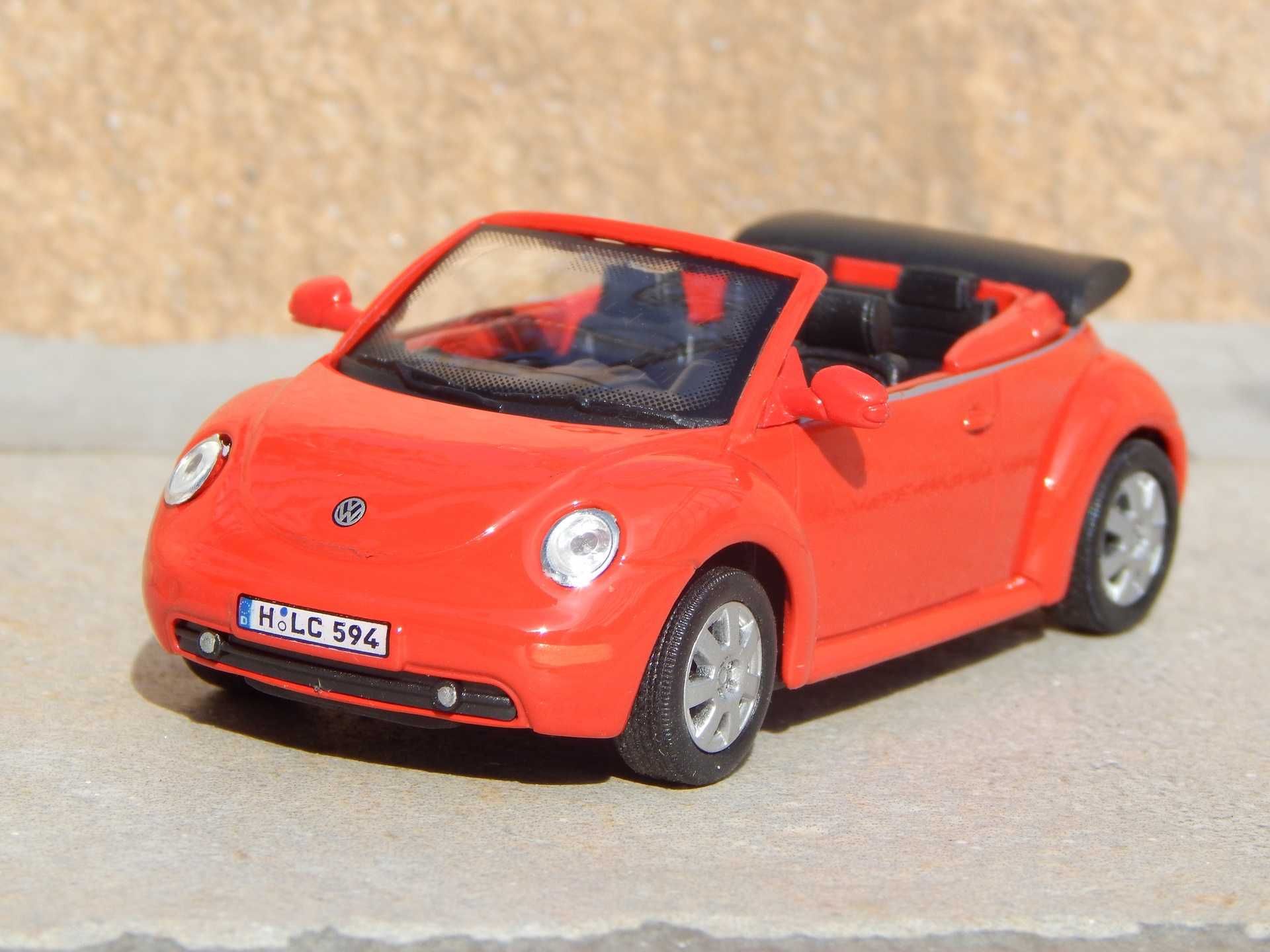 Macheta Volkswagen New Beetle Cabrio 1998 sc 1:43 cu ambalaj