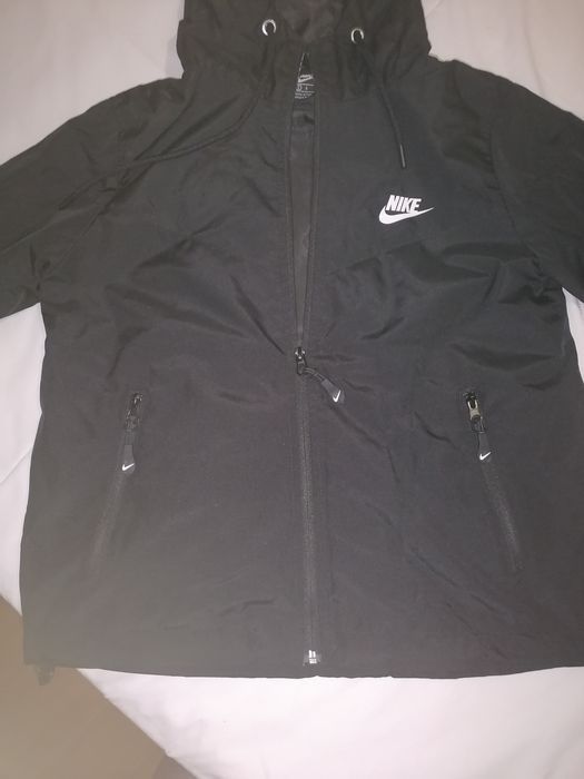 Ново дамско черно горнище Nike размер S.