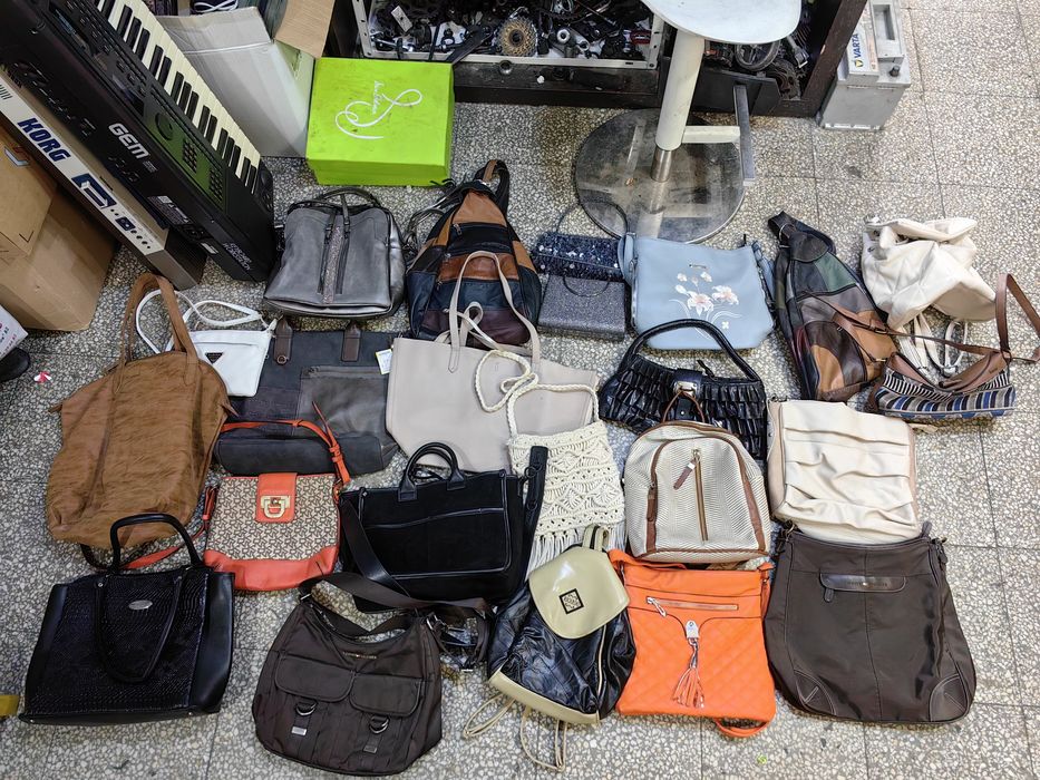 На едро дамски чанти 23 броя за 180 лв