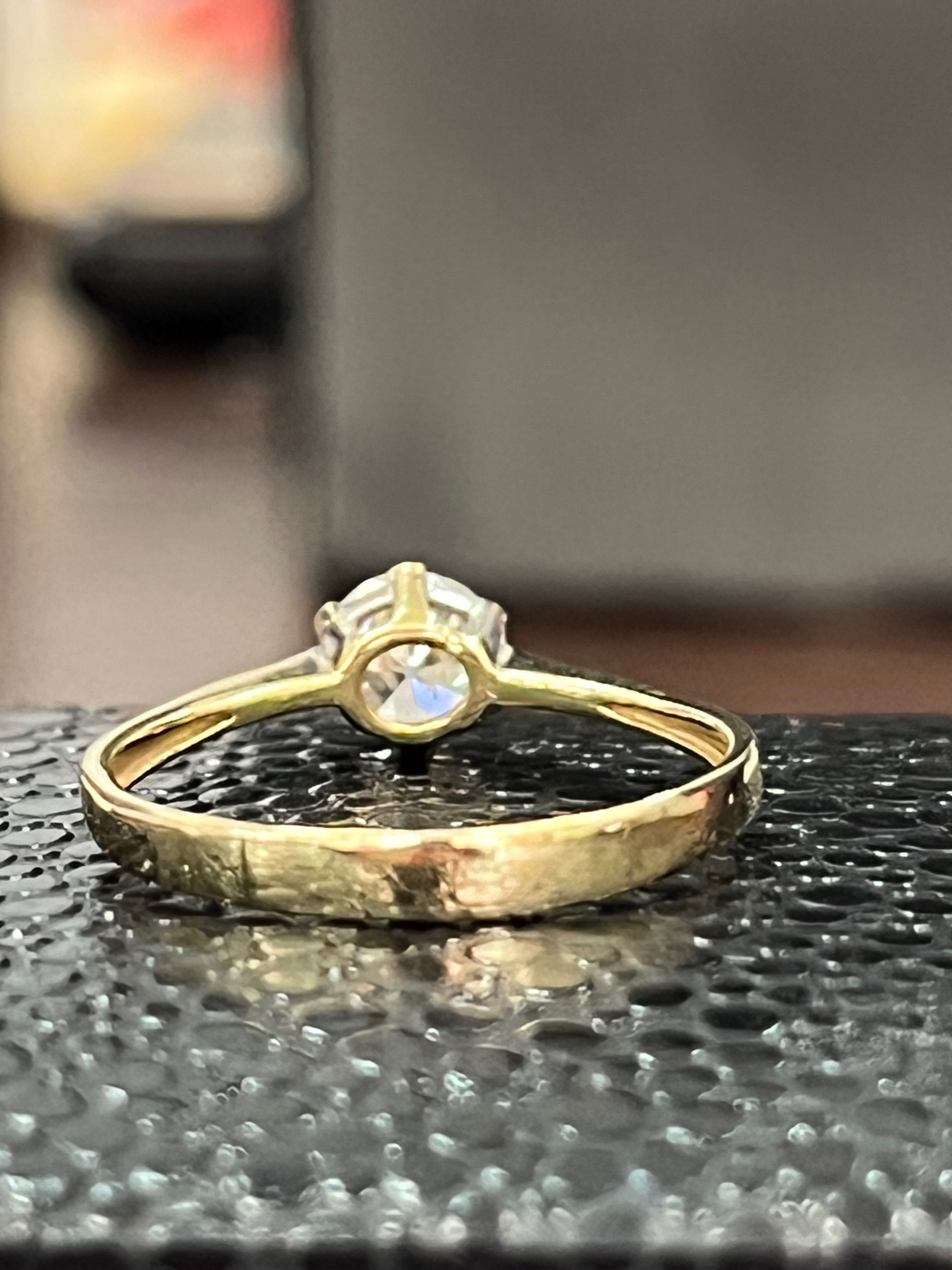 Годежен златен пръстен с естествен диамант