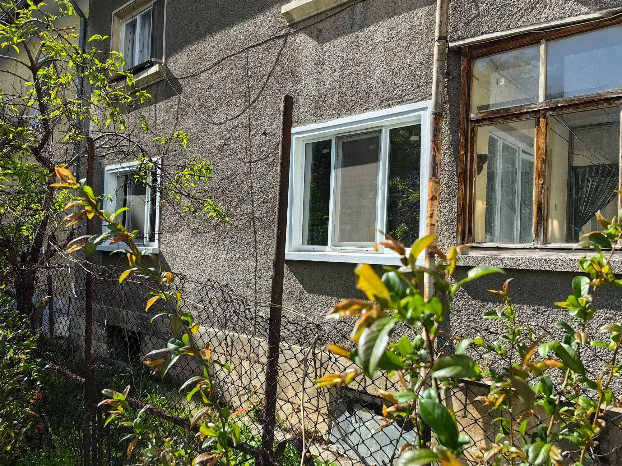 Собственик ОТДАВА НЕОБЗАВЕДЕН ЕТАЖ от КЪЩА 100кв + 250кв Двор доПАЦОНИ