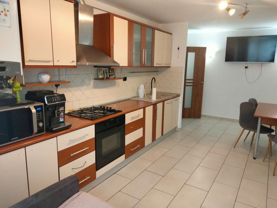 Vând apartament 3 camere,zonă centrală