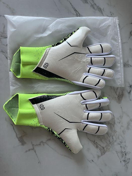 Перчатки футбольные