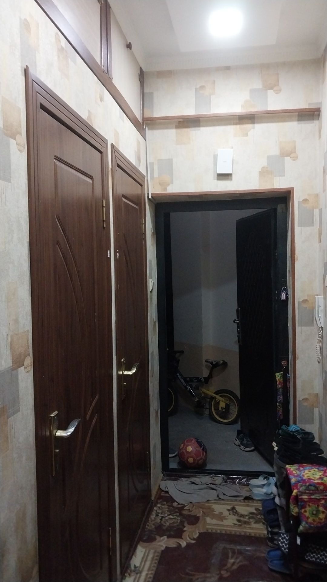 Продаётся 2 комнатный квартира 2ой этаж. Отличный локатция!