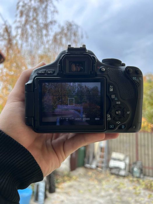 Canon 600D Body + Obiectiv EF-S 18-55mm f/3..5-5.6 IS STM