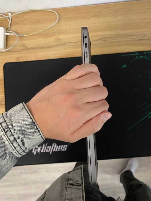 Macbook pro 2019 masla xolatda turibdi 10/10 32 Ram 512 gb asosiy