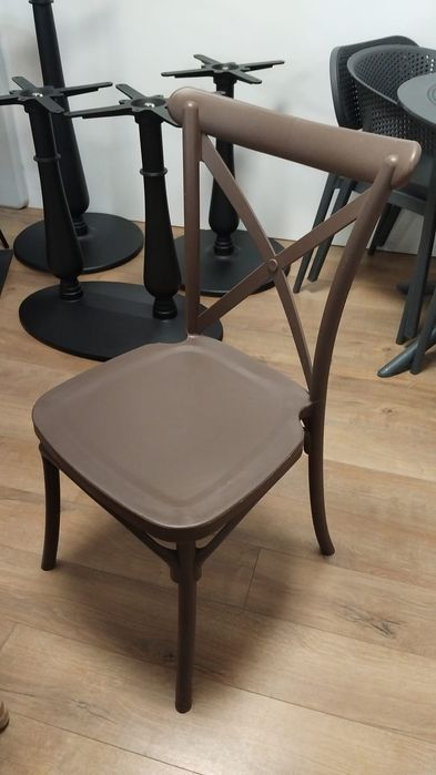 Scaune pentru evenimente de inchiriat (Chiavari alb, Crossback maro)